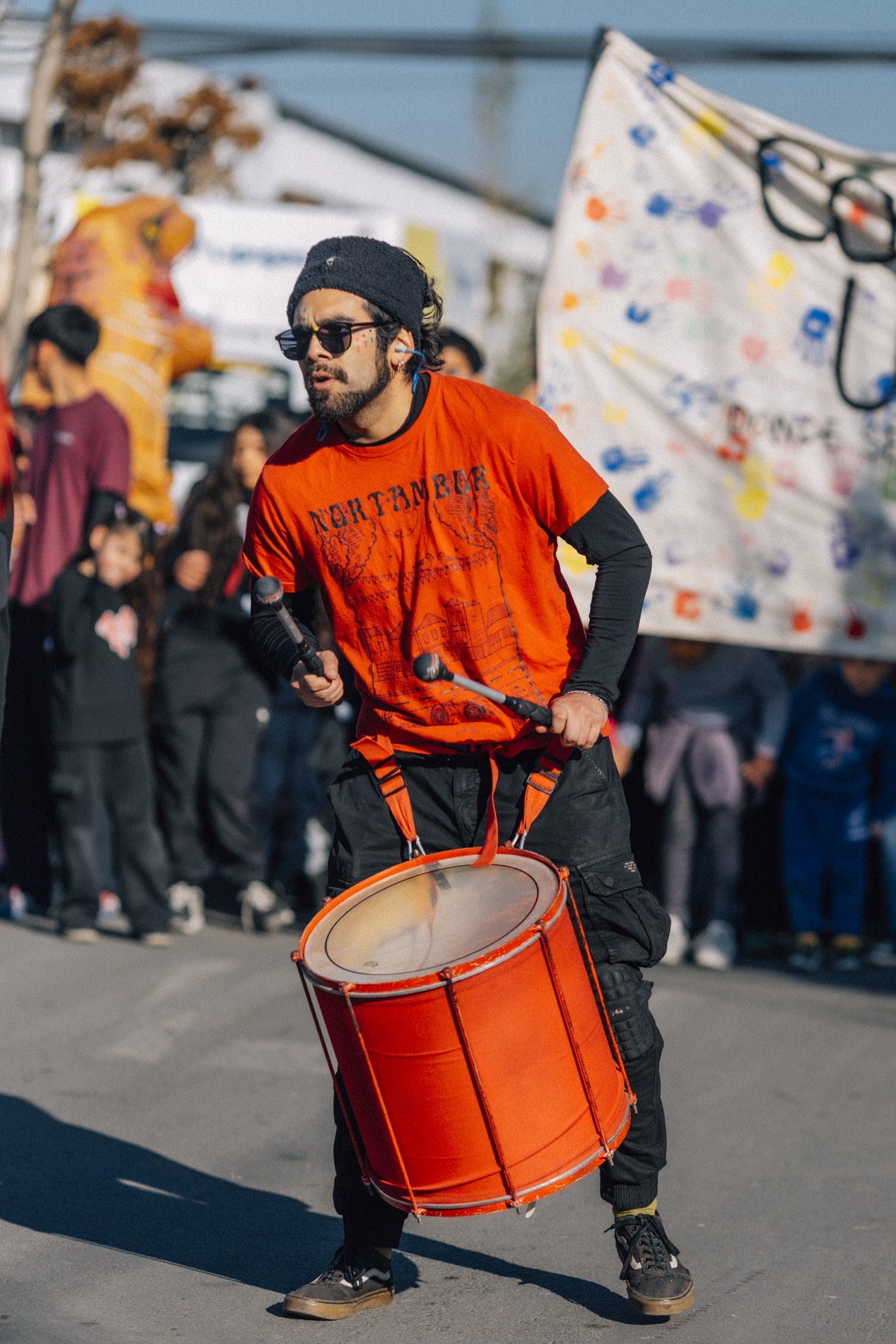 Integrante de la batucada tocando el bombo en el pasacalle
