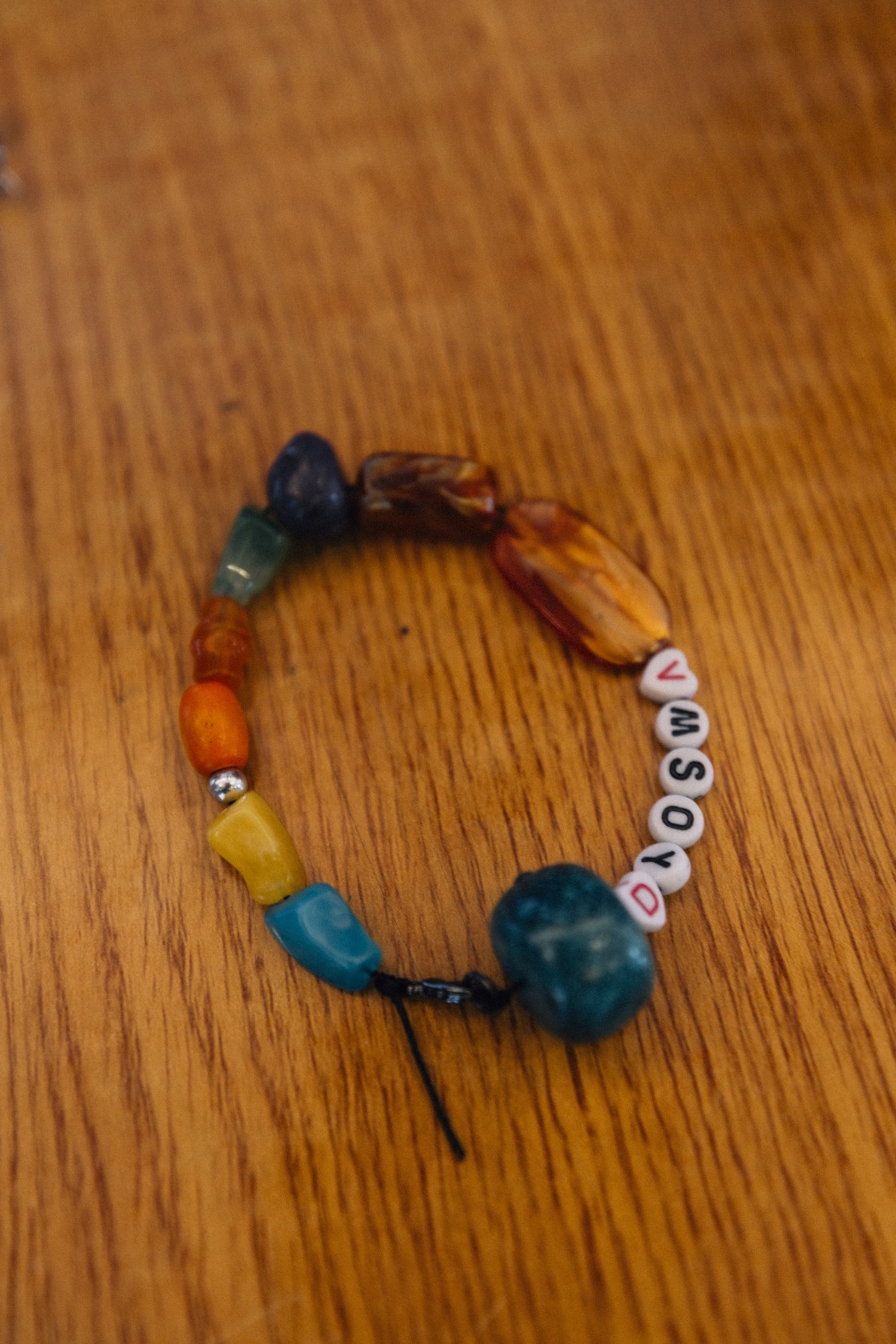 Pulsera de mostacillas terminada en el taller de bisutería