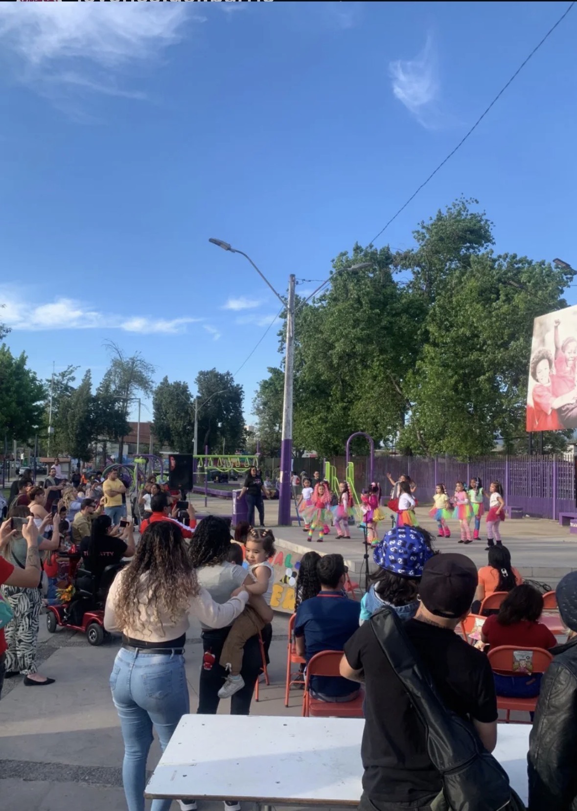 Niñas bailando en el escenario durante el I Festival de la Primavera, en una plaza de Estación Central