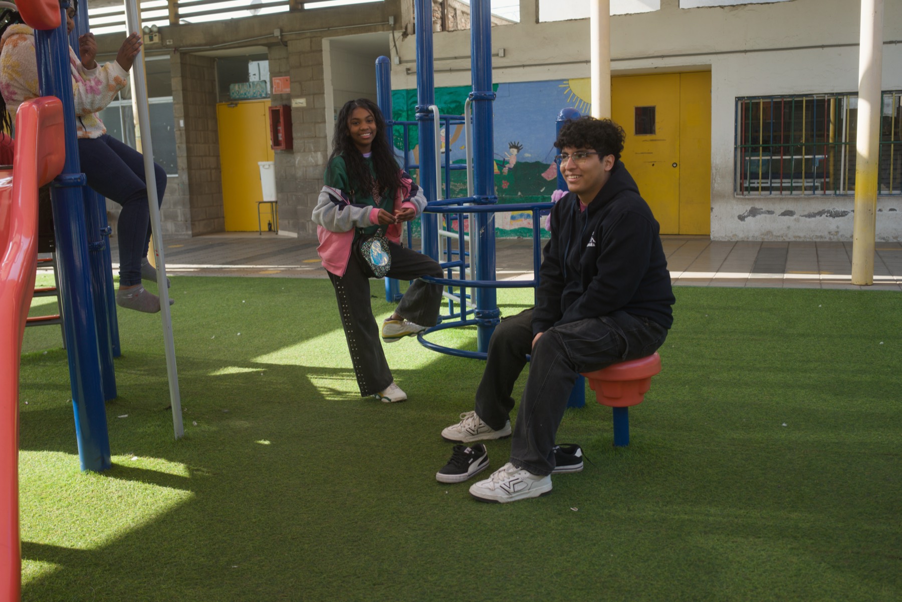 Monitores y niños en el patio, en una Tarde Entretenida