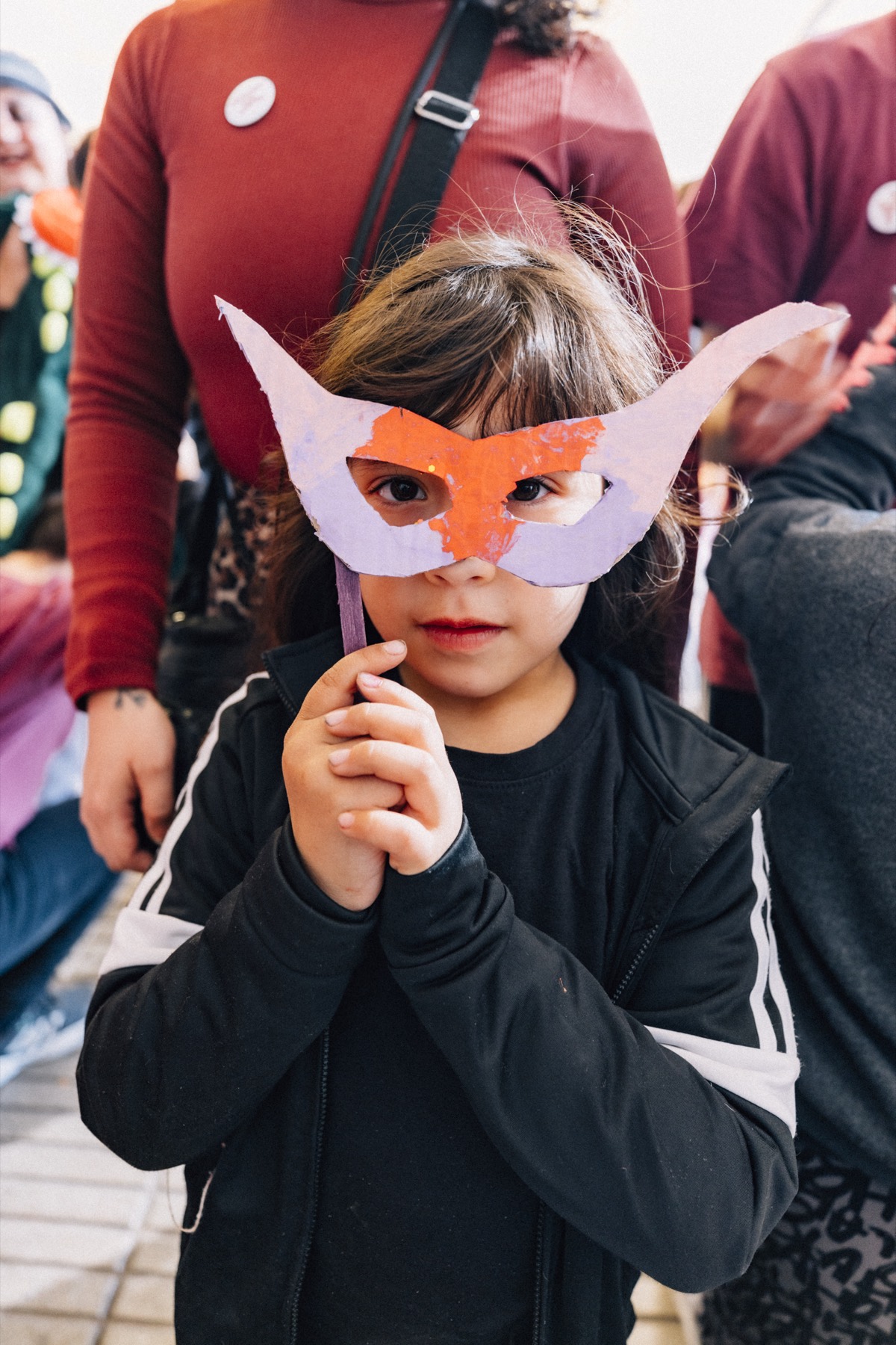 Niña con una máscara naranja hecha en el taller