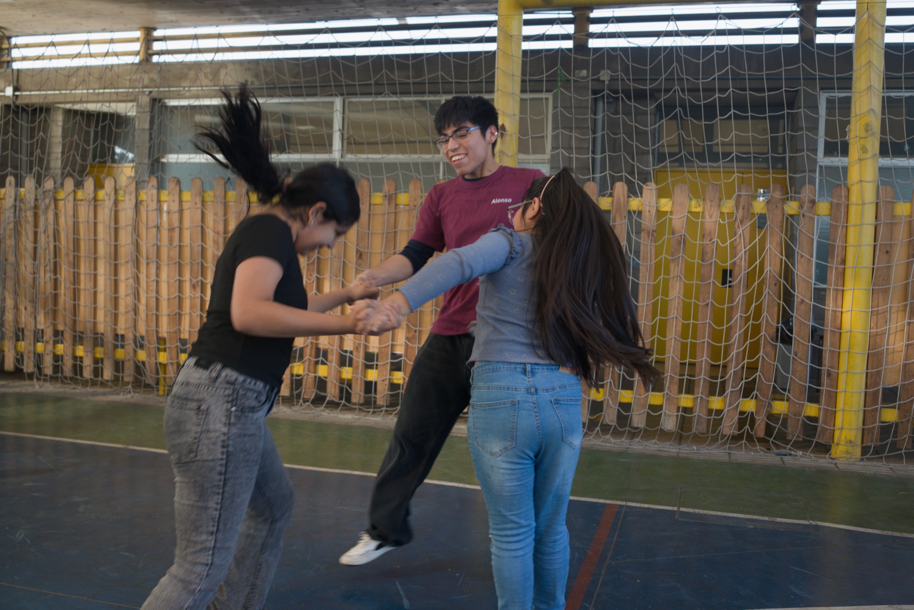 Monitores jugando en la cancha durante las colonias