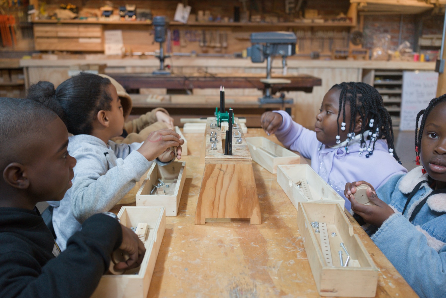 Niños trabajando la madera en el Museo Taller