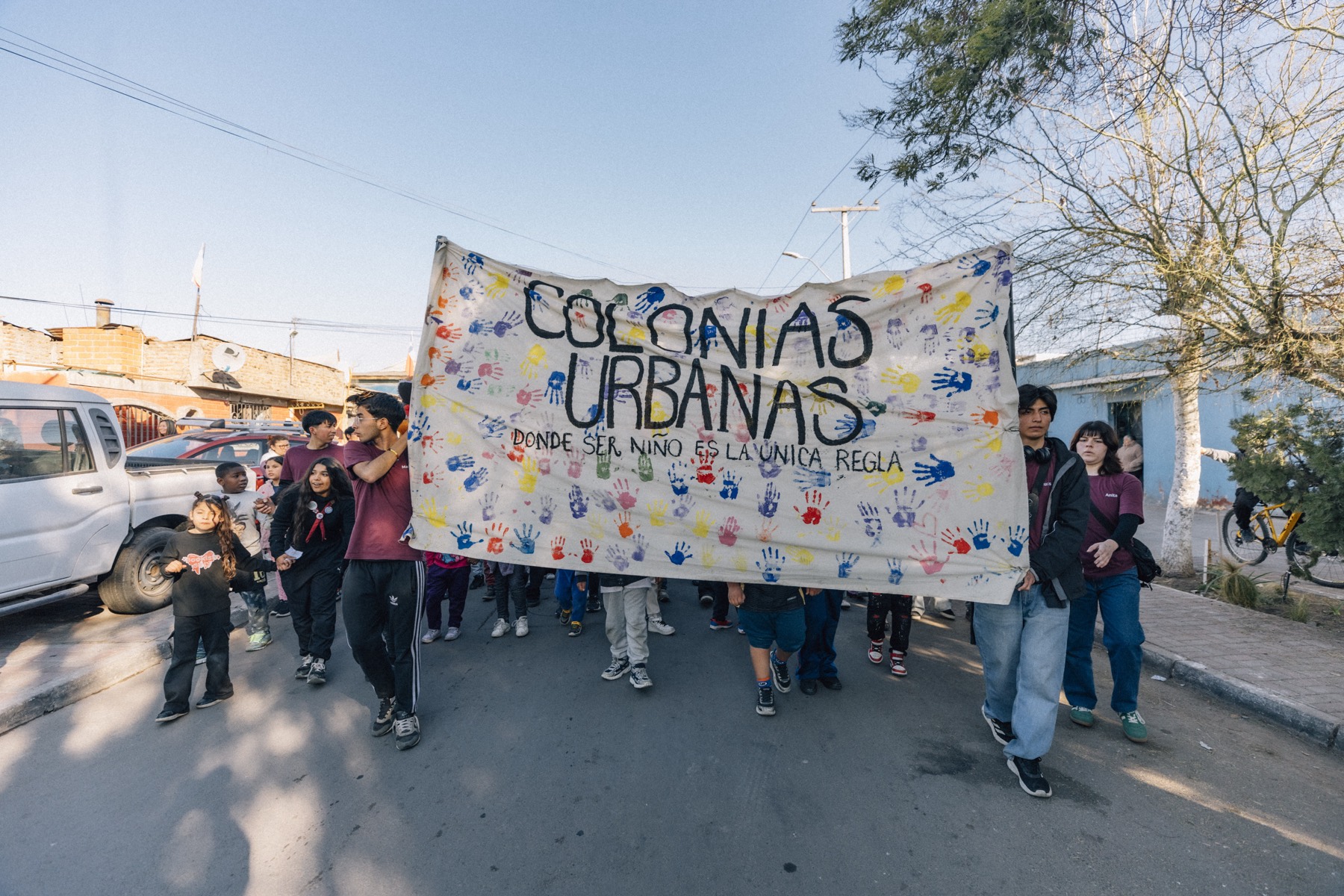 El pasacalle vecinal con el lienzo de las Colonias Urbanas