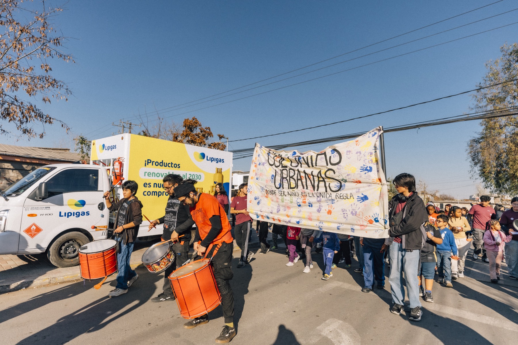Pasacalle vecinal de cierre, con batucada y el lienzo de las Colonias Urbanas